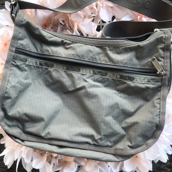 Lesportsac Handbags - ✨SALE✨ EUC LeSportsac Gray Nylon Crossbody Bag